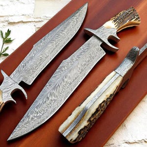 Handgefertigter Damast-Stahl Jagdmesser-Set: Hirschhorn-Griff, Lederscheide
