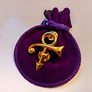 Prince Love Symbol Brosche - Vergoldete Paisley Park Anstecknadel - 2,5 ″ Großer Statement Schmuck mit lila Samt Geschenkbeutel