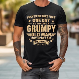 Grumpy Old Man PNG – Rolig pensionärs-T-shirtdesign – Presenter till pappa, morfar och vintagekläder för män – Digital nedladdning av humorkläder