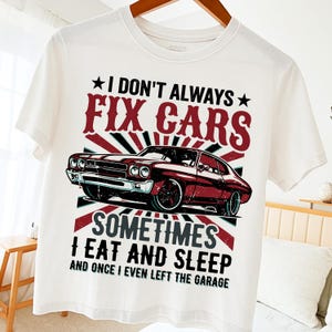 Peut inclure: T-shirt blanc avec un dessin d'une voiture rouge classique et le texte "I DON'T ALWAYS FIX CARS SOMETIMES I EAT AND SLEEP AND ONCE I EVEN LEFT THE GARAGE". Le design comprend des étoiles et un style rétro.