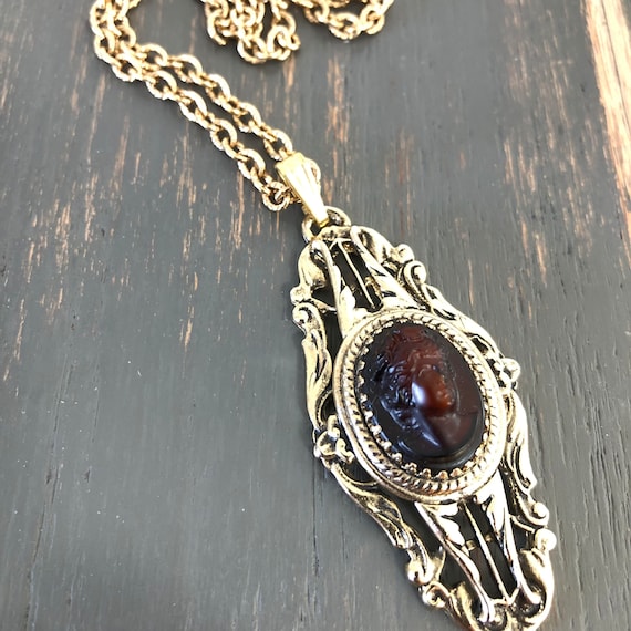 Vintage Teardrop Cameo Pendant Necklace - image 1