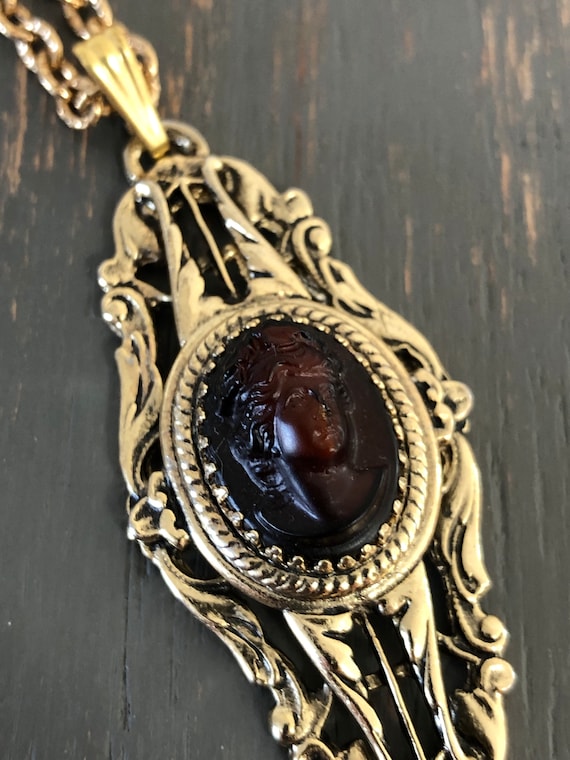 Vintage Teardrop Cameo Pendant Necklace - image 3