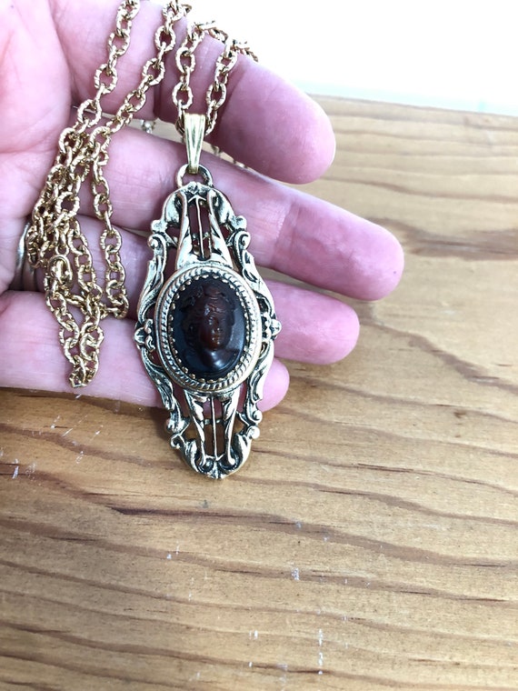 Vintage Teardrop Cameo Pendant Necklace - image 6