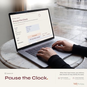 以下が含まれることがあります： Pause the Clockというタイトルのプロジェクト管理インターフェースを表示するノートパソコンの画面。デジタルダッシュボードには、プロジェクトの詳細、クライアント名、基準納期、プロジェクトステータス、および2026年11月20日金曜日という日付が表示されています。