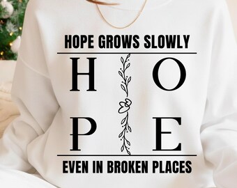 La esperanza crece lentamente incluso en lugares destrozados (PNG/SVG), camiseta con cita inspiradora, cita sobre salud mental (SVG), frase motivacional (descarga digital)