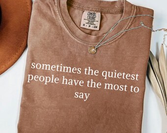 A veces, las personas más tranquilas son las que más tienen que decir SVG PNG, camiseta minimalista con frase tranquila, cita de autoexpresión SVG, descarga digital