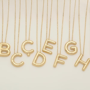 Collares con alfabeto 'globo' de oro macizo de 14 k con cadena. Colgante con alfabeto y su cadena. Es un regalo único y especial para quien amas.