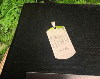 Collar Calendario Personalizado "Nuestro Día" – Fecha Deseada con Corazón de Acero Inoxidable | Colgante | Grabado con Nombres | Aniversario | Boda | Fecha en que Nos Conocimos