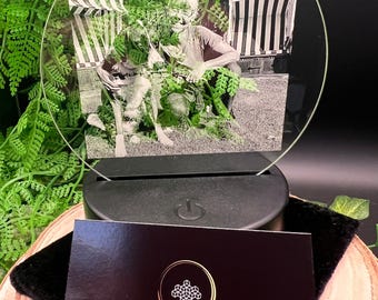 Luces LED acrílicas con grabado láser UV: grabado de fotos, gráficos, texto. Tu momento. Brilla por siempre.