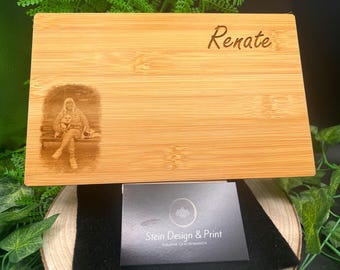 Tabla de desayuno personalizada con nombre y foto. Hecha de bambú. Un regalo único para niños, familiares y amigos. Madera grabada.