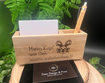 Portalápices de madera con grabado | Soporte para bloc de notas | Regalo para compañeros, oficina y despacho | Decoración de madera – Hecho en Alemania