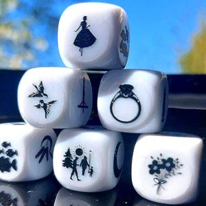 Klassische Wahrsageknochen | Wunderschönes Weißes Lenormand Set mit Aufbewahrung | Ein Döschen und ein Beutel zum Aufbewahren der Weissagswürfel