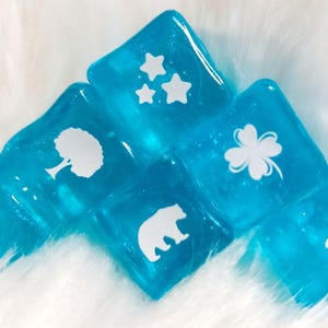 Dé de voyance bleu sarcelle Lenormand. Un outil moderne de divination. Ensemble divinatoire. Comprend une pochette en satin pour ranger les dés divinatoires