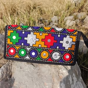 Bolso de mano Sindhi bordado a mano / Monedero colorido para mujer / Bolso de noche tradicional hecho a mano / Regalo para ella / Bolso de mano con espejo