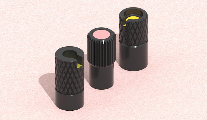 以下が含まれることがあります： さまざまなトップデザインの黒いボトルストッパーが3つ。1つはピンクのトップ、もう1つはダイヤモンドパターン、3つ目は黄色の内側を持つダイヤモンドパターンです。ストッパーは薄いピンク色の表面にあります。