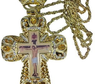 Pozłacany prawosławny krzyż pektoralny z łańcuszkiem – wisiorek z kamieniami szlachetnymi w kształcie krucyfiksu kapłańskiego