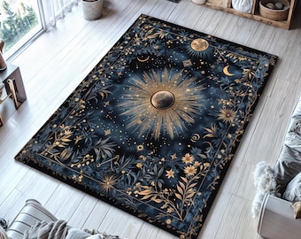 Puede incluir: Una alfombra azul marino con un diseño celestial dorado que presenta un sol, una luna y estrellas. La alfombra tiene un borde floral con hojas y flores doradas.