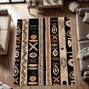Può includere: Un tappeto rettangolare caratterizzato da un motivo a strisce verticali ripetute in nero, marrone chiaro e crema. Il design include varie forme geometriche disegnate a mano, tra cui cerchi, ovali, linee ondulate e croci, disposte in colonne.