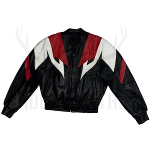 Może przedstawiać: Czarna skórzana kurtka z czerwonymi i białymi akcentami. Kurtka posiada pełne zapięcie na zamek błyskawiczny, ściągacz w pasie i mankietach. Ramiona mają czerwono-biały wzór. Klasyczny styl kurtki motocyklowej.