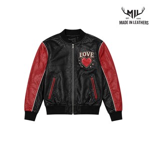 Puede incluir: Chaqueta bomber de cuero negro con mangas rojas y ribete blanco. La chaqueta presenta un parche "LOVE" con un diseño de corazón. Tiene cierre de cremallera y cuello, puños y dobladillo de canalé negros.