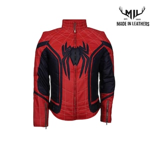 Op de afbeelding: Rood-zwarte gewatteerde jas met een hoge kraag en een lange ritssluiting. De jas heeft een groot zwart spinnenembleem op de borst en de tekst "MADE IN LEATHERS".