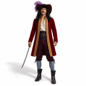 Puede incluir: Un disfraz que incluye un abrigo de terciopelo rojo oscuro con ribetes dorados, una camisa color crema, pantalones bombachos de color morado oscuro y un sombrero de ala ancha con una pluma morada. Incluye un cinturón negro con hebilla dorada.