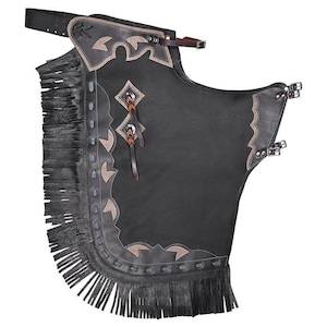 Könnte beinhalten: Schwarze Lederchaps mit dekorativen Nähten und Fransen am unteren Rand. Die Chaps verfügen über einen Gürtel- und Schnallenverschluss am Bund und dekorative Akzente in einem helleren Braunton. Das Design umfasst Metallschnallen und Lederriemen.