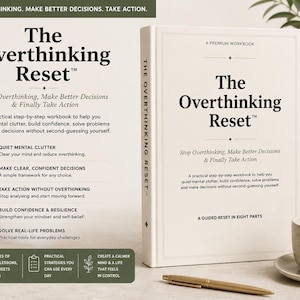 Op de afbeelding: Een werkboek met harde kaft genaamd The Overthinking Reset met een crèmekleurige omslag en zwarte tekst. De omslag bevat de ondertitel Stop Overthinking, Make Better Decisions & Finally Take Action en A Guided Reset in Eight Parts. Een gouden pen ligt ernaast.