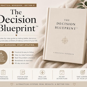 Puede incluir: Un libro de ejercicios de color crema titulado The Decision Blueprint con un icono de brújula en la portada. El texto incluye A Practical Workbook, Edition 01, Stop Guessing. Start Solving, y una lista de características como marco paso a paso.