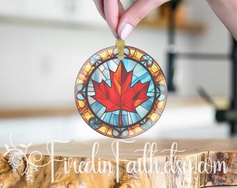 Adorno de vidrio canadiense, vitral falso, hoja de arce canadiense de cielos azules, regalo canadiense, espíritu canadiense, adorno patriótico para árbol de Canadá