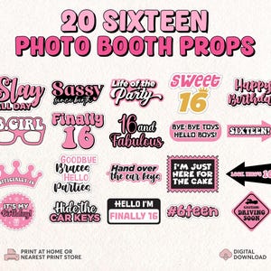 Op de afbeelding: Twintig roze en zwarte fotobooth-rekwisieten met tekst zoals "Slay All Day", "Sweet 16", "Life of the Party", "Finally 16", "Goodbye Braces", "Hand Over the Car Keys", "Hello I'm Finally 16", "#6teen", "Look Who's 16!" en "Caution: Driving Soon".