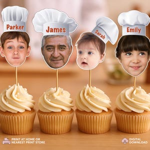 Könnte beinhalten: Vier Cupcakes mit weißem Zuckerguss und Gesichtsausschnitten mit Kochmützen. Die Gesichter sind von einem Kind, einem Erwachsenen, einem Baby und einem weiteren Kind. Jeder Hut hat einen Namen aufgedruckt: Parker, James, Sarah und Emily.
