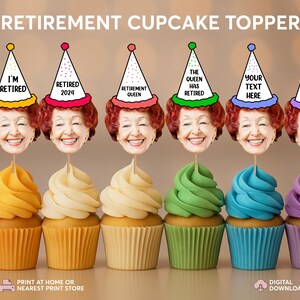 Puede incluir: Conjunto de 6 toppers de cupcake imprimibles con una mujer pelirroja que lleva diferentes sombreros de fiesta con texto sobre la jubilación. Los sombreros incluyen "Estoy jubilado", "Jubilado 2024", "Reina de la jubilación", "La reina se ha jubilado", "Tu texto aquí" y "Jubilado oficialmente".