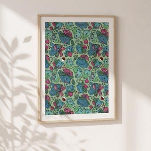 Puede incluir: Una lámina de arte enmarcada con un patrón repetitivo de criaturas de color azul verdoso con bulbos vegetales rosas y verdes en la espalda, intercaladas con pequeños objetos esféricos rojos y blancos y capullos de flores rosas sobre fondo verde claro.