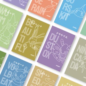 Può includere: Una collezione di carte rettangolari con illustrazioni a linee bianche di varie creature. Ogni carta mostra un colore di sfondo solido unico, il nome della creatura in inglese e giapponese e un numero di identificazione specifico.