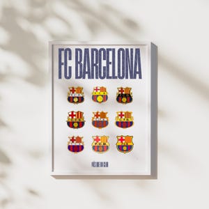 Puede incluir: Un póster enmarcado blanco con el texto "FC BARCELONA" en letras azules. El póster presenta nueve versiones diferentes del escudo del FC Barcelona, cada una con un esquema de color y un diseño diferentes. El texto "MÉS QUE UN CLUB" está en la parte inferior del póster.