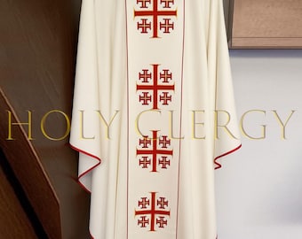 Può includere: Una veste liturgica color crema con rifiniture rosse e croci di Gerusalemme ricamate. L'indumento presenta il testo "HOLY CLERGY" in lettere dorate. Il design include una serie di croci di Gerusalemme rosse sul davanti.