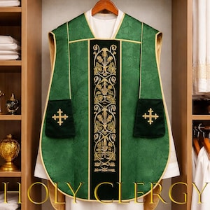 Może przedstawiać: Zielona szata liturgiczna ze złotym wykończeniem i haftowanym kwiatowym wzorem. Posiada centralny panel z bogatym złotym haftem i dwie kieszenie ze złotymi krzyżami. Tekst "HOLY CLERGY" jest widoczny na dole.