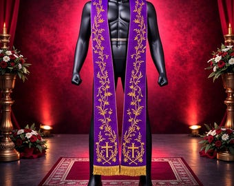 Puede incluir: Una estola litúrgica morada con diseños florales y cruces bordados en oro, exhibida en un maniquí negro. La estola tiene flecos dorados en la parte inferior. El fondo es una cortina roja con arreglos florales.