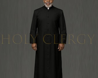 Può includere: Una veste nera da clero con colletto alla coreana e abbottonatura frontale. La veste è indossata da un uomo con colletto bianco e barba grigia. Le parole "HOLY CLERGY" sono stampate in oro sull'immagine.