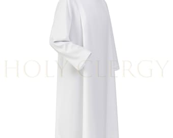 Può includere: Un'alba bianca da clero con maniche lunghe e colletto alto e rotondo. L'alba ha un design semplice e fluido ed è realizzata in un tessuto liscio e opaco. Il testo "HOLY CLERGY" è visibile sullo sfondo.