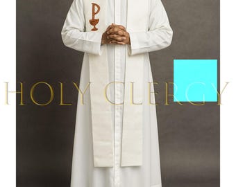 Può includere: Una veste bianca da clero con una stola abbinata. La stola presenta un disegno ricamato marrone e oro di calice e croce. Il testo "HOLY CLERGY" è visibile in lettere dorate.