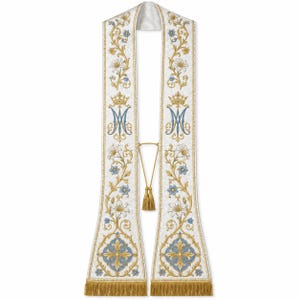 Può includere: Una stola liturgica bianca con intricati ricami in oro e blu. Il design include motivi floreali, gigli, una corona e il monogramma AM. Il capo è rifinito con frange dorate sul fondo e include un cordoncino dorato con nappe decorative.