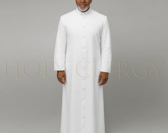 Può includere: Una veste bianca da clero con colletto alla coreana e abbottonatura frontale. La veste a maniche lunghe ha una vestibilità su misura e arriva alle caviglie. L'immagine include il testo "HOLY CLERGY" sullo sfondo.