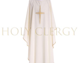 Può includere: Veste liturgica color crema con un'emblema a croce dorata. L'indumento ha un colletto bianco e finiture dorate sui bordi. Il testo "HOLY CLERGY" è visibile sullo sfondo.