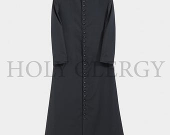 Può includere: Una lunga veste nera da clero con colletto alla coreana e una fila di bottoni sul davanti. La veste è lunga fino al pavimento e ha maniche lunghe. Il testo "HOLY CLERGY" è stampato in grigio nella parte inferiore dell'immagine.
