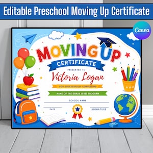 Puede incluir: Un certificado preescolar editable con ilustraciones coloridas de una mochila, libros, un globo terráqueo, lápices y globos. El texto dice Moving Up Certificate, Presented to Victoria Logan, for successfully completing y school name.