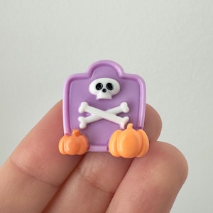 Halloween Pumpkin Gravestone pin, kawaii graveyard brooch, pumpkin pin, spooky headstone, skull brooch, skull pin, kawaii kitsch pin