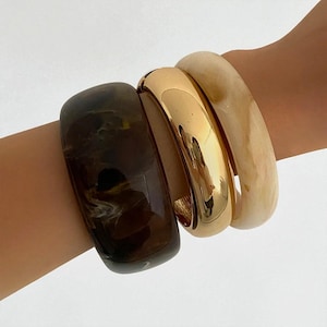 Pulseiras de resina e metal nas cores café, bege e dourado, com tons profundos, pulseira feminina.