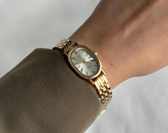 Orologio da polso da donna con bracciale ovale in oro e numeri romani, elegante orologio da polso in stile vintage.